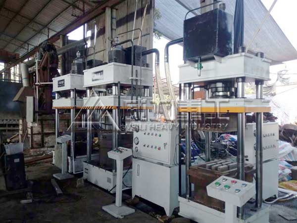 200吨315吨复合井盖热压成型机客户现场图